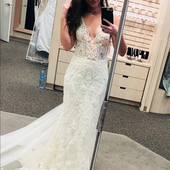 Stunning Backless Lace Wedding Gown - Picture 6 of 8